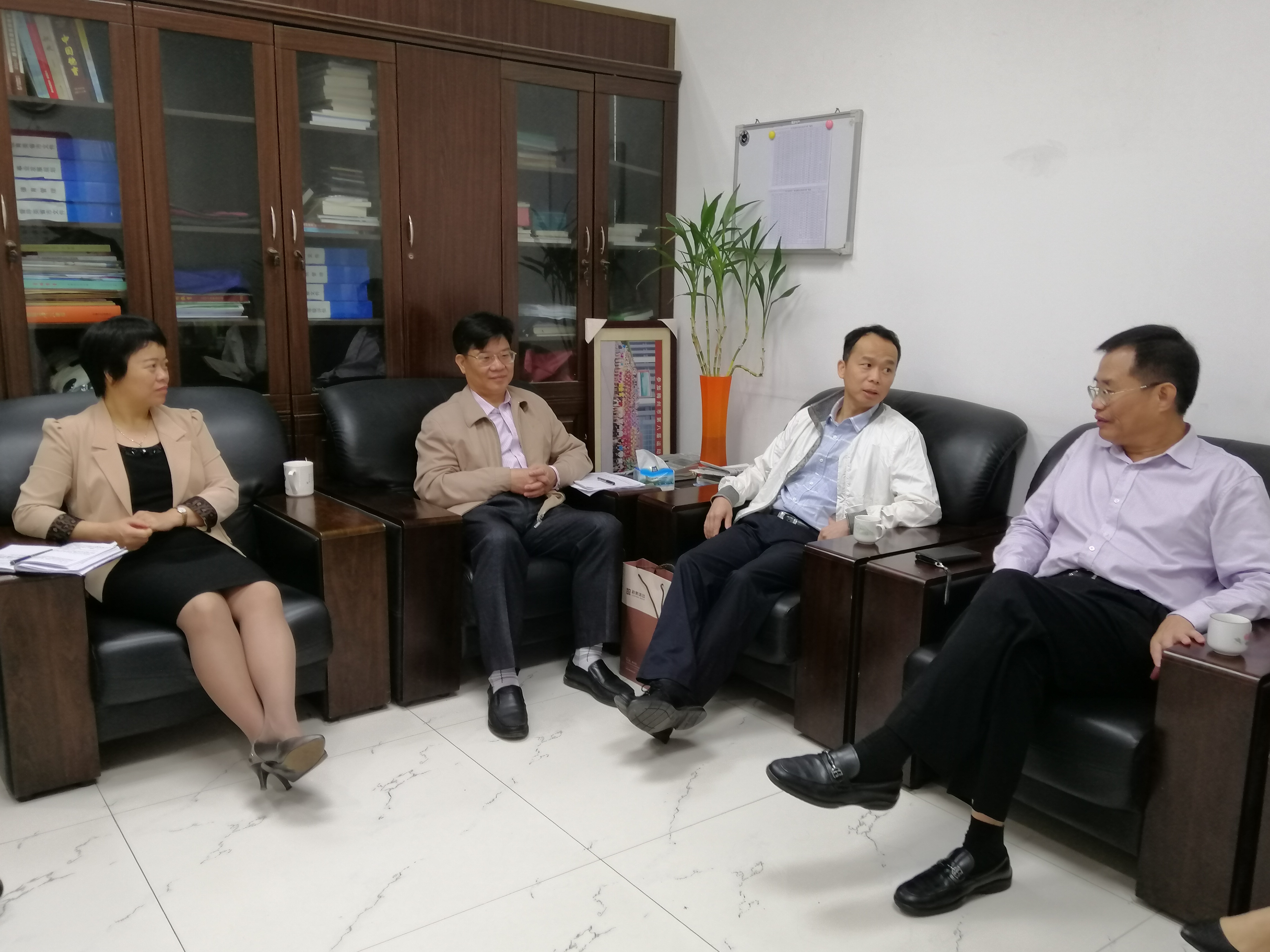 兴宁市教育局局长罗丽思、副局长张新金与调研小组亲切交流